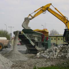 Obrázok DSC04042.JPG z galérie - Demolácia a recyklácia vybúraných hmôt - R1 Rožňavská ul. Bratislava