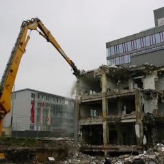 Obrázok SAV_2016-04-09-10h23m02.JPG z galérie - Demolácia objektov SAV a VÚPC Bratislava