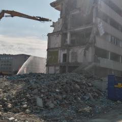 Obrázok SAV_2016-05-28-09h25m04.JPG z galérie - Demolácia objektov SAV a VÚPC Bratislava