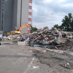 Obrázok SAV_2016-06-04-16h57m26.JPG z galérie - Demolácia objektov SAV a VÚPC Bratislava