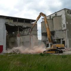Obrázok SCBB-SPOL_SKLADKA_2005-06-08-11h55m37.JPG z galérie - Demolácia objektov spoločná skládka - SCBB