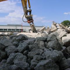 Obrázok MESSER_2006-06-07-16h11m38.JPG z galérie - Demolácia objektov Messer Tatragas - Slovnaft a.s. Bratislava