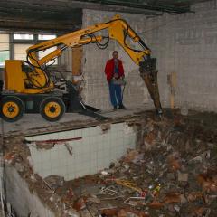 Obrázok BROKK250_2007-01-14-15h29m55.JPG z galérie - Búracie práce robotom BROKK 250 - Záhradnícka ul. Bratislava