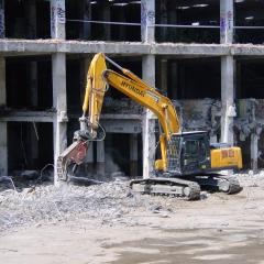 Obrázok KUPELE-CENTRAL_2008-08-08-10h24m59.JPG z galérie - Demolácia objektov Kúpele Centrál Bratislava