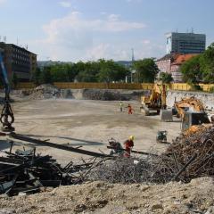 Obrázok KUPELE-CENTRAL_2008-08-28-15h22m46.JPG z galérie - Demolácia objektov Kúpele Centrál Bratislava