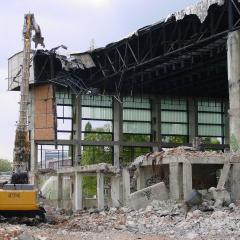 Obrázok KUPELE-CENTRAL_2008-09-04-14h59m48.JPG z galérie - Demolácia objektov Kúpele Centrál Bratislava