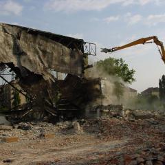 Obrázok KUPELE-CENTRAL_2008-09-12-16h31m41.JPG z galérie - Demolácia objektov Kúpele Centrál Bratislava
