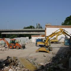 Obrázok TELOCVICNA-FTVS_2005-07-30-08h17m32.JPG z galérie - Demolácia objektu telocvične - FTVŠ UK Bratislava