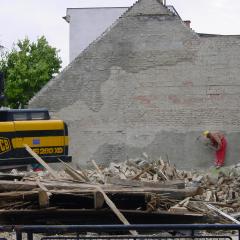 Obrázok TESLOVA-BA_2007-05-30-10h38m58.JPG z galérie - Demolácia tehlového domu - Teslova ul. Bratislava