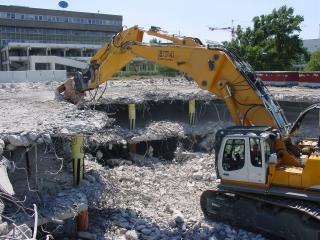 Demolácia podzemných garáží - Panorama City 1