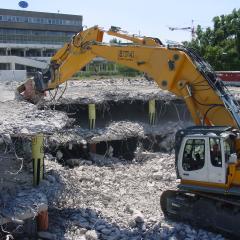 Obrázok GARAZE-PANORAMA1_2007-07-15-14h12m30.JPG z galérie - Demolácia podzemných garáží - Panorama City 1