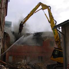 Obrázok KEFARSKE-FAZULOVA_2008-09-19-17h49m26.JPG z galérie - Demolácia objektu Kefárske Závody - Fazuľová ul. Bratislava