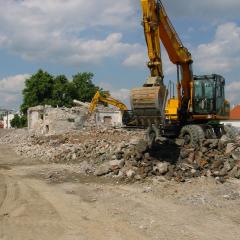 Obrázok EMERSON-NM_2005-06-02-15h25m30.JPG z galérie - Demolácia objektu Vzduchotechniky - EMERSON Nové Mesto nad Váhom