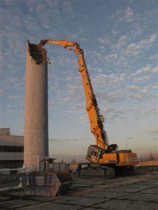 Demolácia komína starej lakovne - VW Bratislava