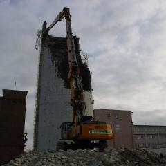 Obrázok TAPLAREN-CULENOVA_2009-10-28-15h32m01.JPG z galérie - Demolácia komína - Tepláreň Čulenova ul. Bratislava