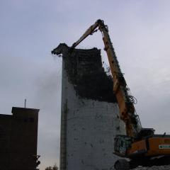 Obrázok TAPLAREN-CULENOVA_2009-10-28-16h36m33.JPG z galérie - Demolácia komína - Tepláreň Čulenova ul. Bratislava