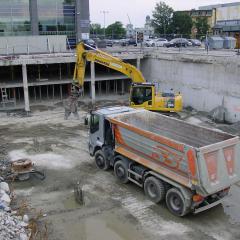 Obrázok GARAZE-JT_2011-07-26-18h22m24.JPG z galérie - Demolácia podzemných garáží - J&T Bratislava