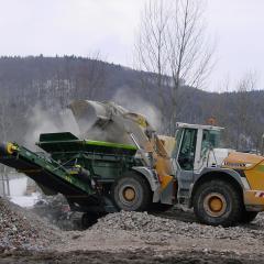 Obrázok STROJARNE-PB_2004-03-12-17h26m45.JPG z galérie - Demolácia vnútra haly objektu Považských strojární - Považská Bystrica