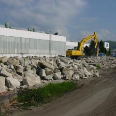 Obrázok PODLAHA-PB_2008-05-12-09h06m06.JPG z galérie - Demolácia a recyklácia podlahy haly - Považská Bystrica