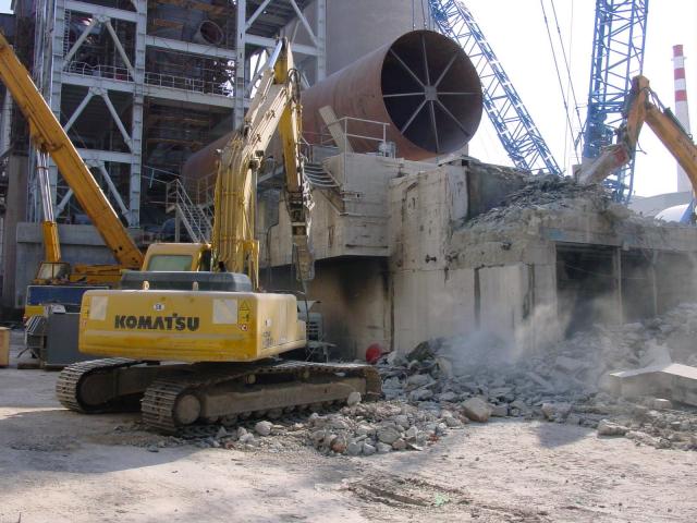 Demolácia základov rotačnej pece č.2 - HOLCIM Rohožník