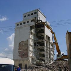 Obrázok POLNONAKUP-GA_2006-06-20-15h17m19.JPG z galérie - Demolácia objektu - Poľnonákup Galanta